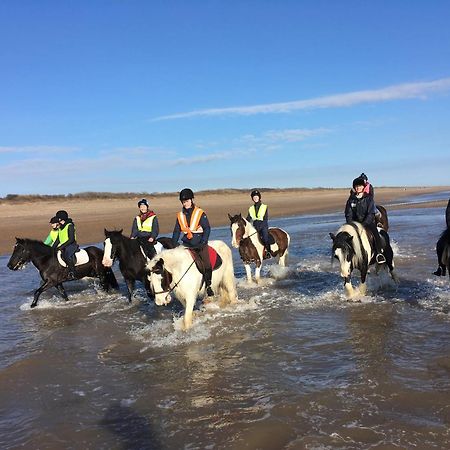 Romantic Lakeside Cottage By The Beach! With Super Cosy Log Burner! The Perfect Escape To Your Home From Home By The Sea! So Relaxing - You Won'T Want To Leave! Pet Friendly! Mablethorpe Eksteriør billede