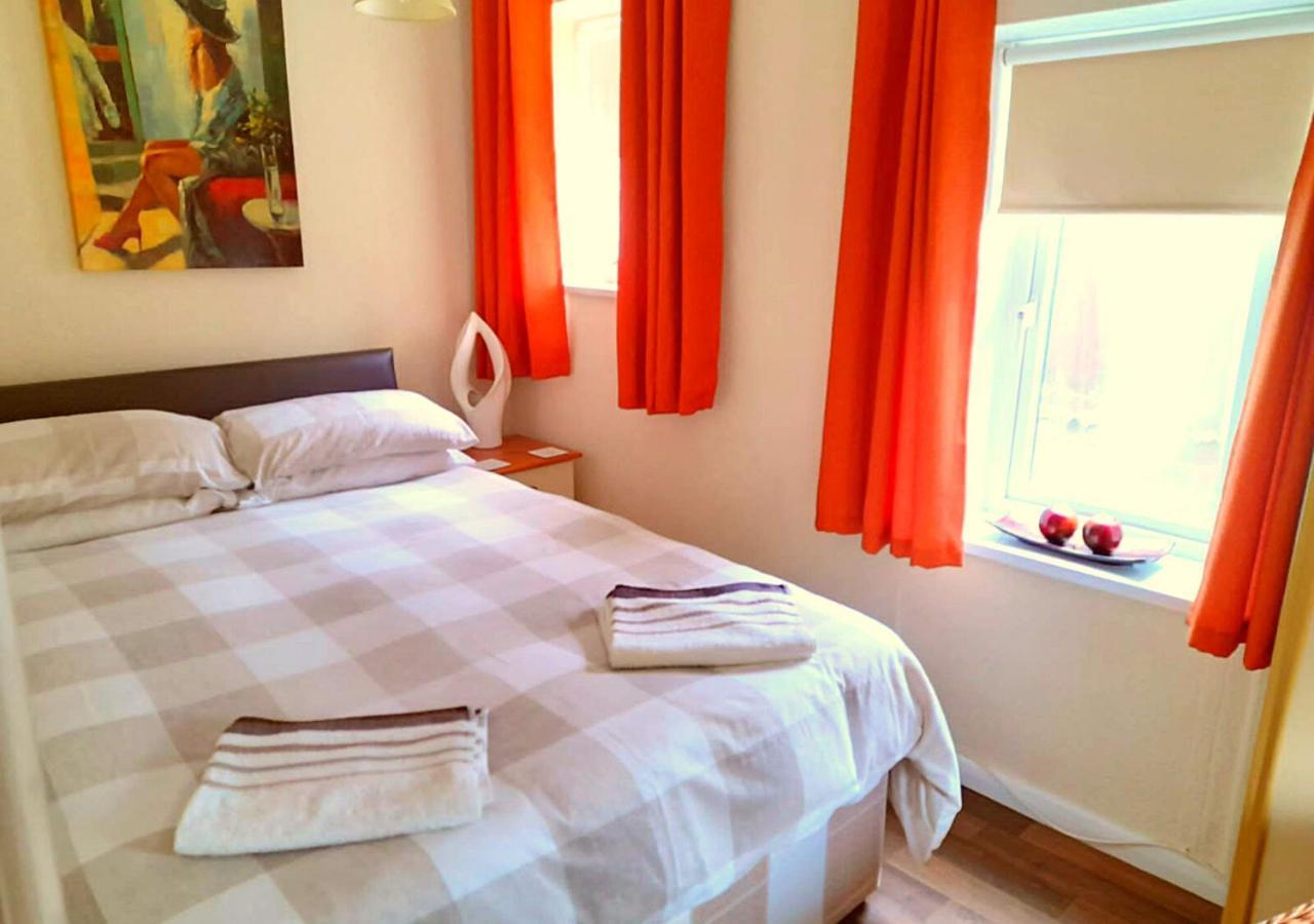 Romantic Lakeside Cottage By The Beach! With Super Cosy Log Burner! The Perfect Escape To Your Home From Home By The Sea! So Relaxing - You Won'T Want To Leave! Pet Friendly! Mablethorpe Eksteriør billede
