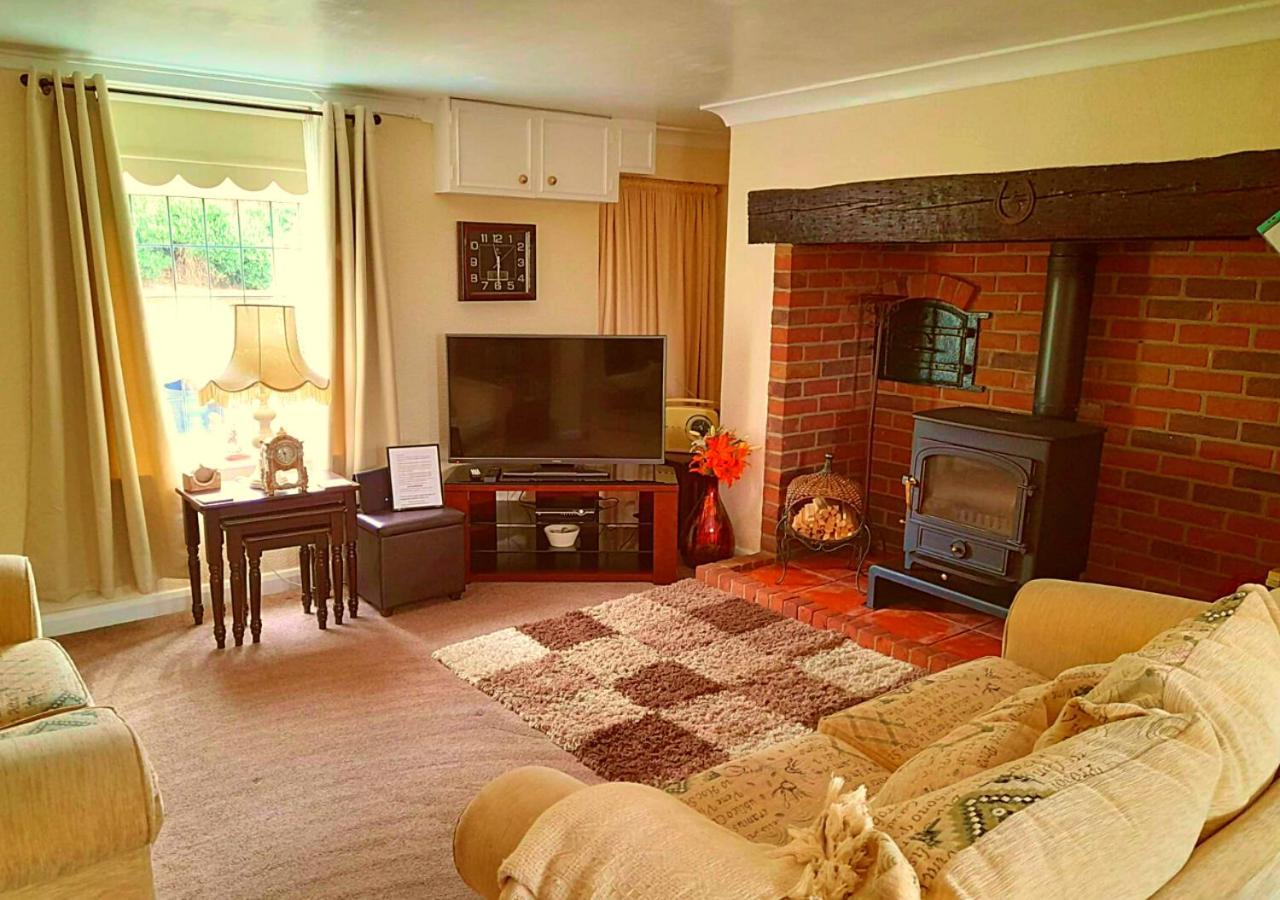 Romantic Lakeside Cottage By The Beach! With Super Cosy Log Burner! The Perfect Escape To Your Home From Home By The Sea! So Relaxing - You Won'T Want To Leave! Pet Friendly! Mablethorpe Eksteriør billede