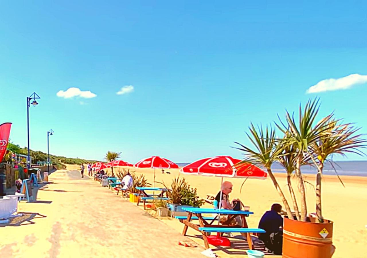 Romantic Lakeside Cottage By The Beach! With Super Cosy Log Burner! The Perfect Escape To Your Home From Home By The Sea! So Relaxing - You Won'T Want To Leave! Pet Friendly! Mablethorpe Eksteriør billede