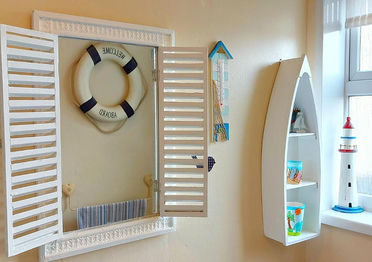 Romantic Lakeside Cottage By The Beach! With Super Cosy Log Burner! The Perfect Escape To Your Home From Home By The Sea! So Relaxing - You Won'T Want To Leave! Pet Friendly! Mablethorpe Eksteriør billede