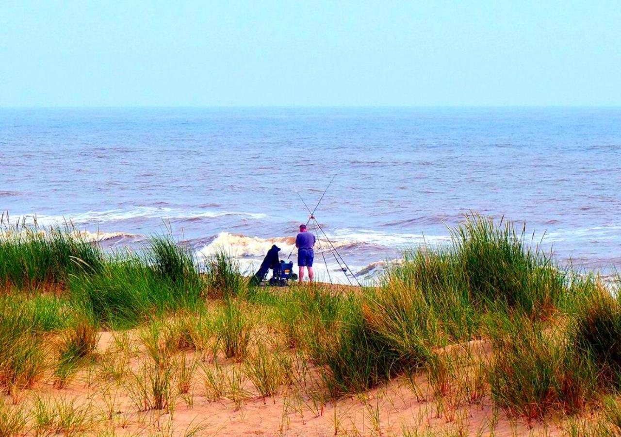 Romantic Lakeside Cottage By The Beach! With Super Cosy Log Burner! The Perfect Escape To Your Home From Home By The Sea! So Relaxing - You Won'T Want To Leave! Pet Friendly! Mablethorpe Eksteriør billede