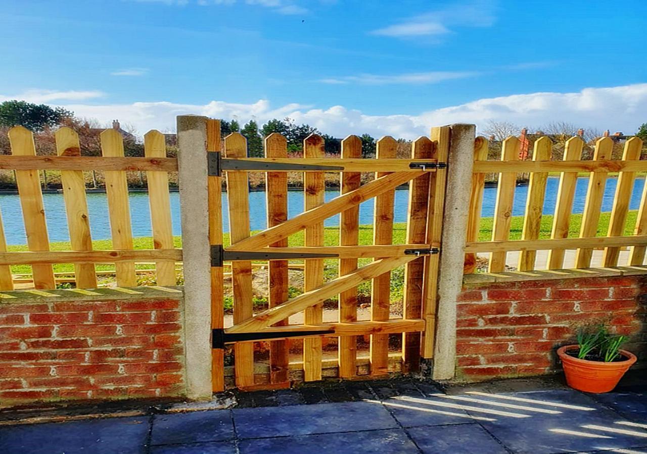 Romantic Lakeside Cottage By The Beach! With Super Cosy Log Burner! The Perfect Escape To Your Home From Home By The Sea! So Relaxing - You Won'T Want To Leave! Pet Friendly! Mablethorpe Eksteriør billede