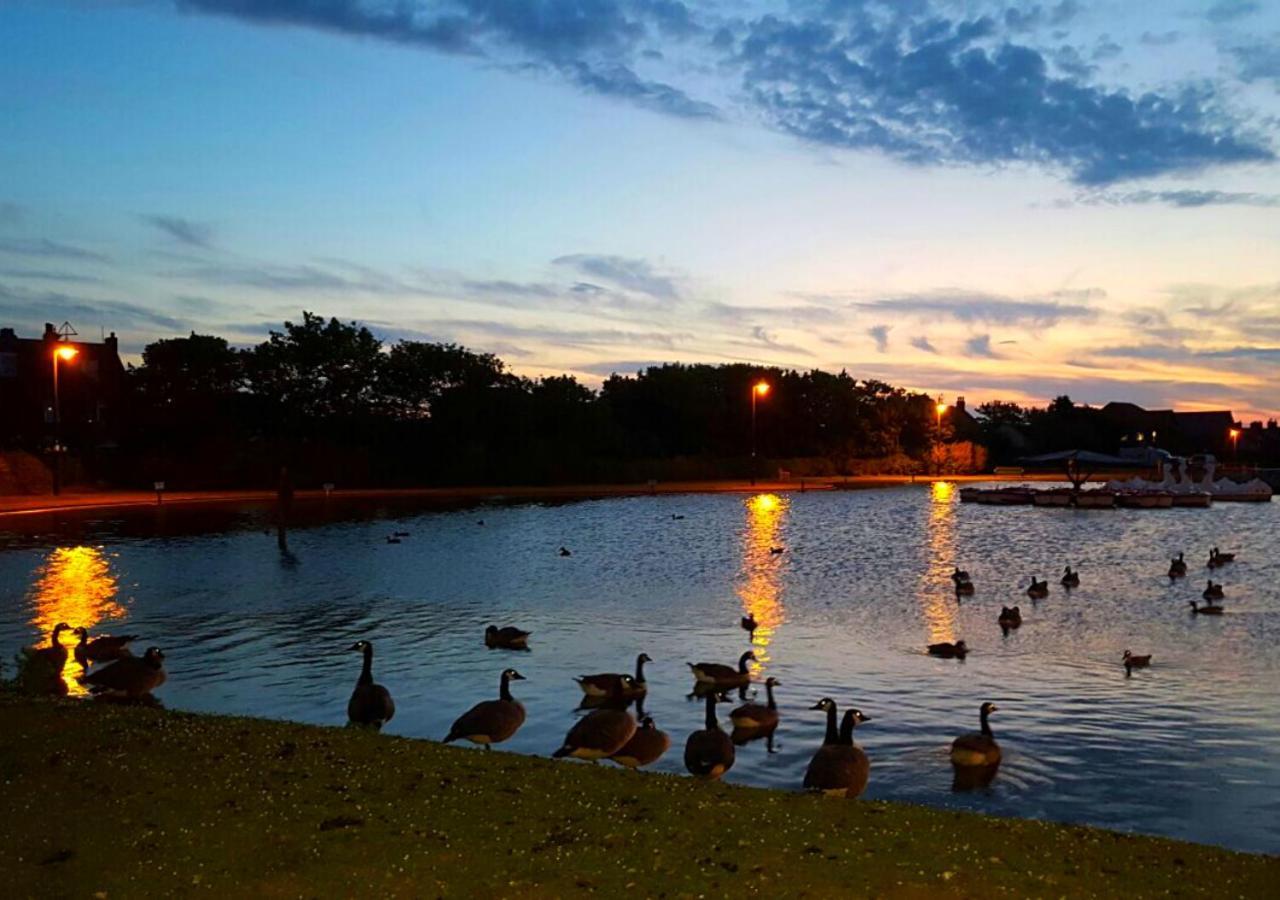 Romantic Lakeside Cottage By The Beach! With Super Cosy Log Burner! The Perfect Escape To Your Home From Home By The Sea! So Relaxing - You Won'T Want To Leave! Pet Friendly! Mablethorpe Eksteriør billede