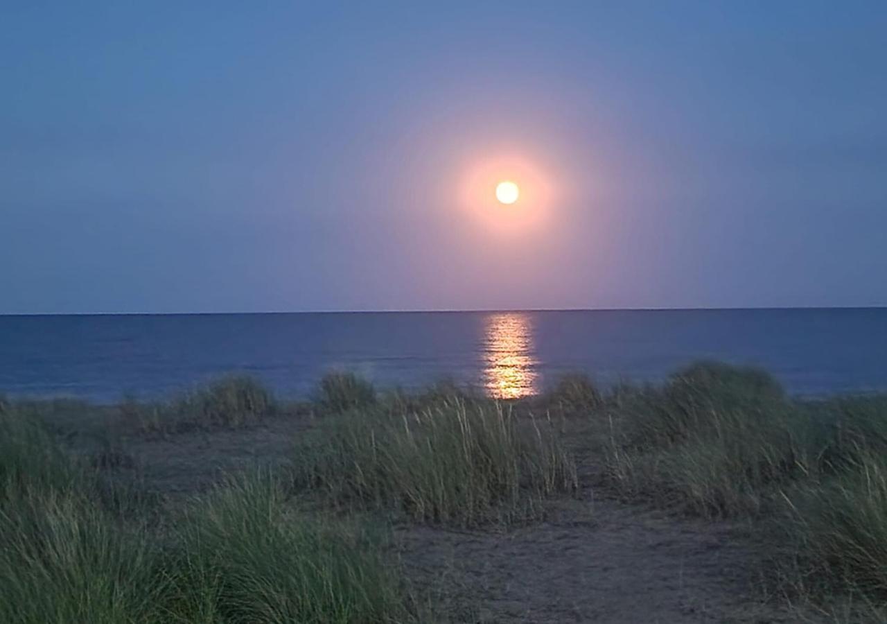 Romantic Lakeside Cottage By The Beach! With Super Cosy Log Burner! The Perfect Escape To Your Home From Home By The Sea! So Relaxing - You Won'T Want To Leave! Pet Friendly! Mablethorpe Eksteriør billede