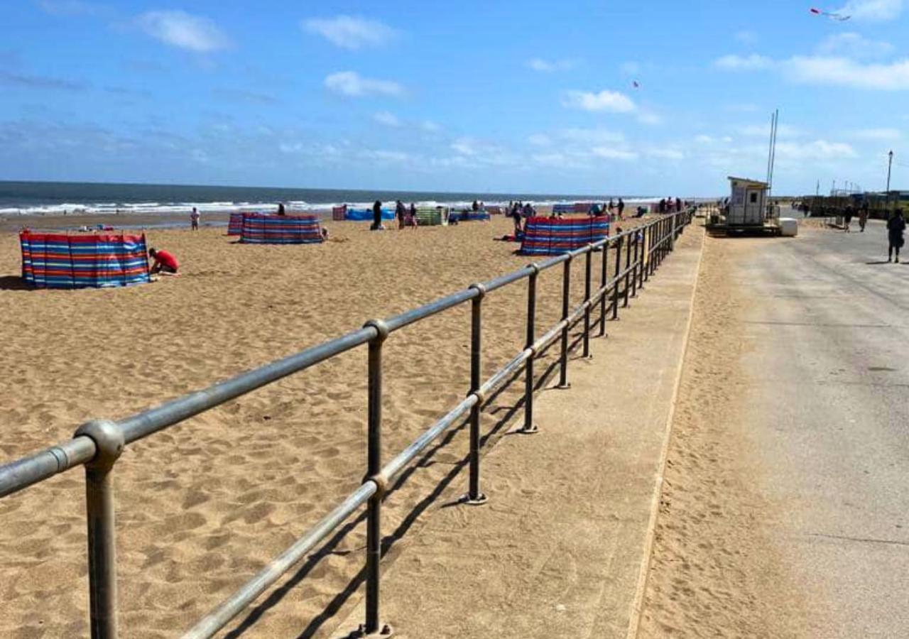 Romantic Lakeside Cottage By The Beach! With Super Cosy Log Burner! The Perfect Escape To Your Home From Home By The Sea! So Relaxing - You Won'T Want To Leave! Pet Friendly! Mablethorpe Eksteriør billede