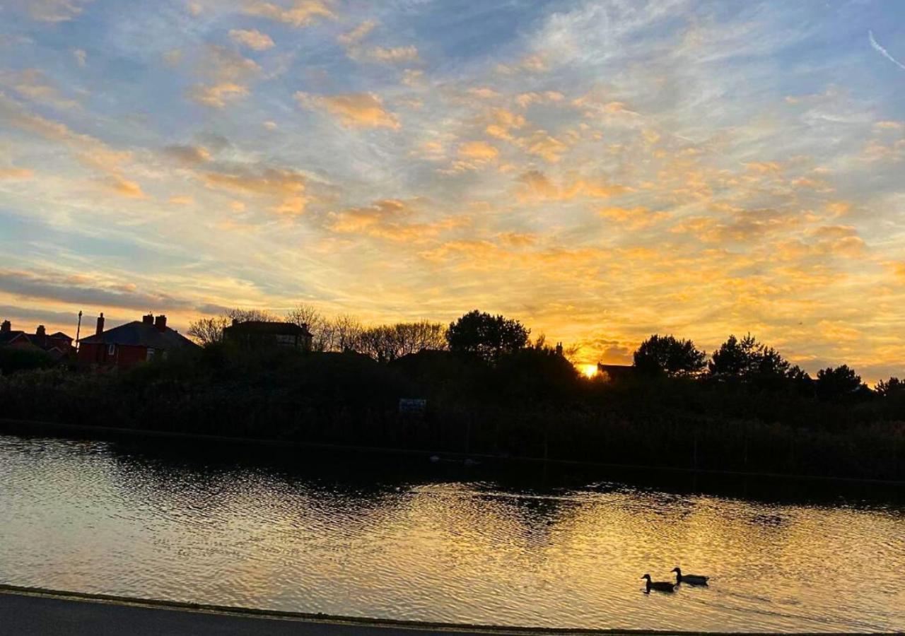 Romantic Lakeside Cottage By The Beach! With Super Cosy Log Burner! The Perfect Escape To Your Home From Home By The Sea! So Relaxing - You Won'T Want To Leave! Pet Friendly! Mablethorpe Eksteriør billede