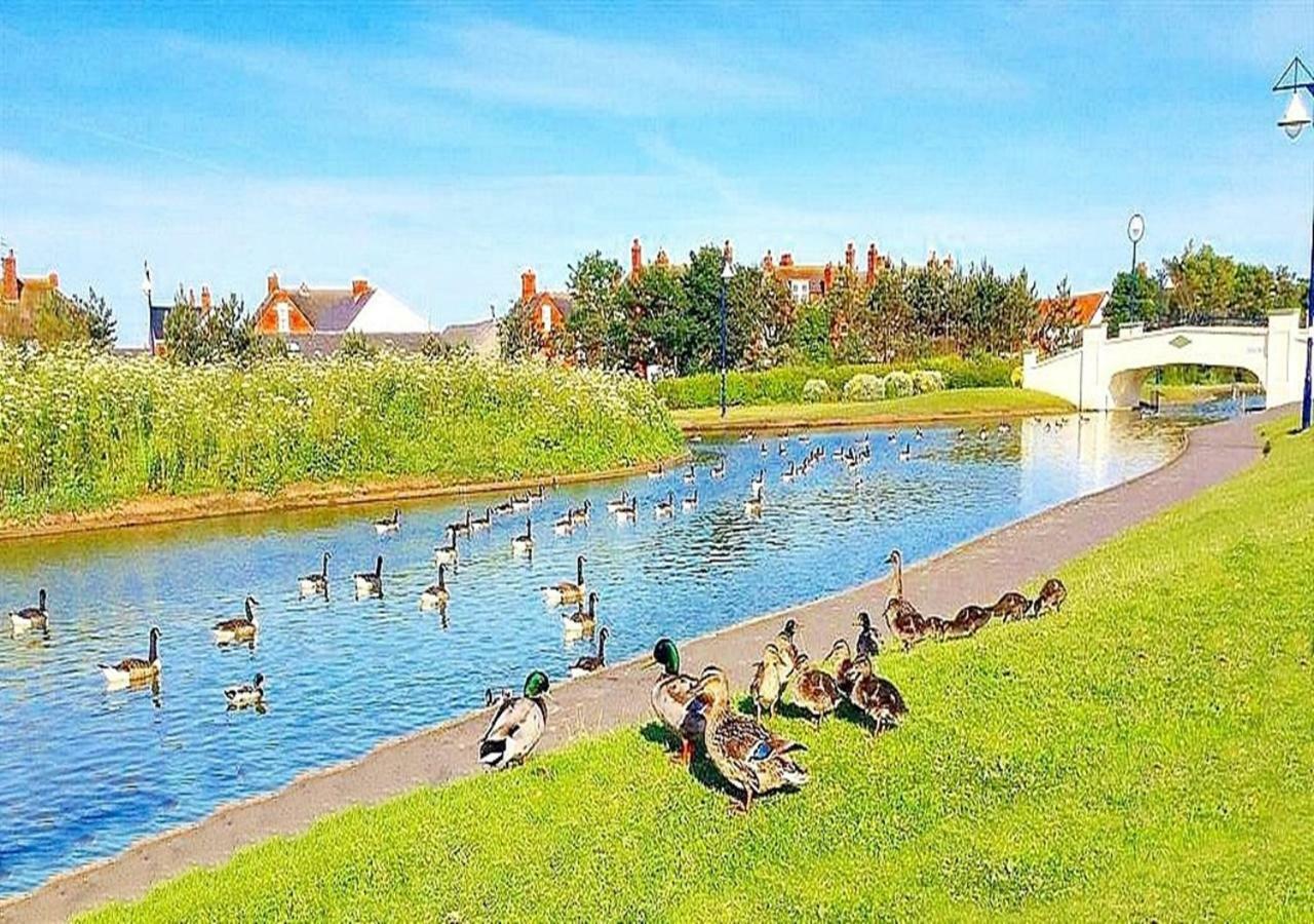 Romantic Lakeside Cottage By The Beach! With Super Cosy Log Burner! The Perfect Escape To Your Home From Home By The Sea! So Relaxing - You Won'T Want To Leave! Pet Friendly! Mablethorpe Eksteriør billede