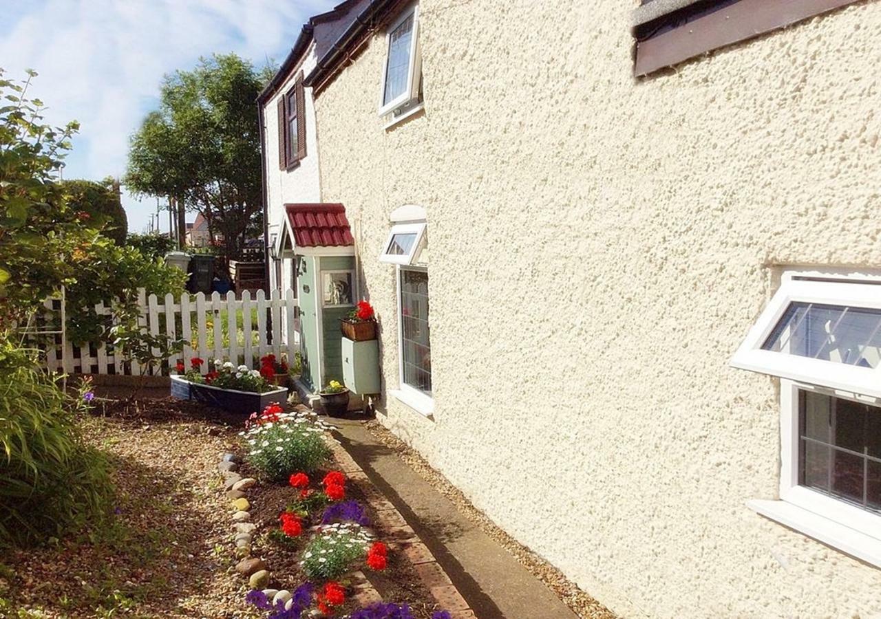 Romantic Lakeside Cottage By The Beach! With Super Cosy Log Burner! The Perfect Escape To Your Home From Home By The Sea! So Relaxing - You Won'T Want To Leave! Pet Friendly! Mablethorpe Eksteriør billede