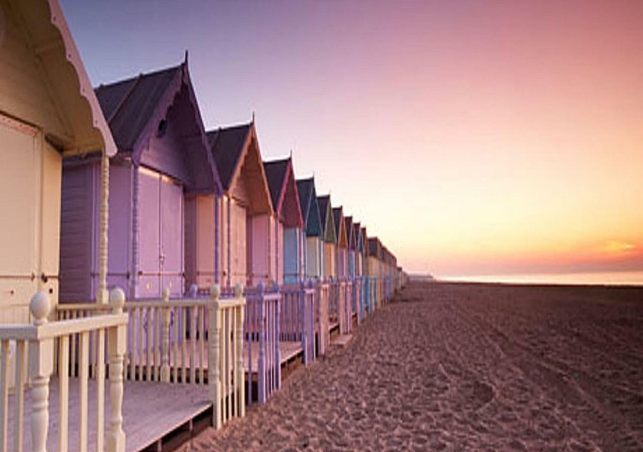 Romantic Lakeside Cottage By The Beach! With Super Cosy Log Burner! The Perfect Escape To Your Home From Home By The Sea! So Relaxing - You Won'T Want To Leave! Pet Friendly! Mablethorpe Eksteriør billede