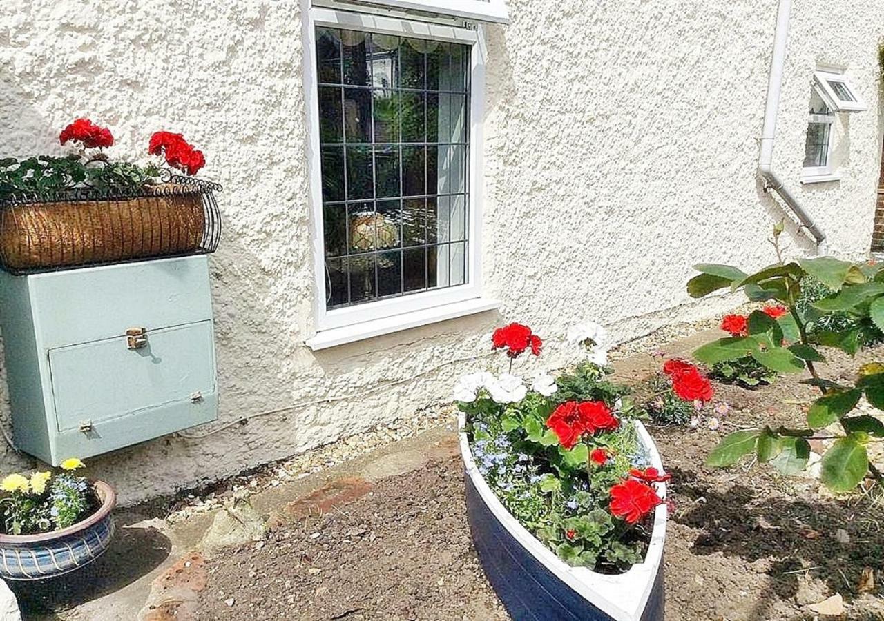 Romantic Lakeside Cottage By The Beach! With Super Cosy Log Burner! The Perfect Escape To Your Home From Home By The Sea! So Relaxing - You Won'T Want To Leave! Pet Friendly! Mablethorpe Eksteriør billede